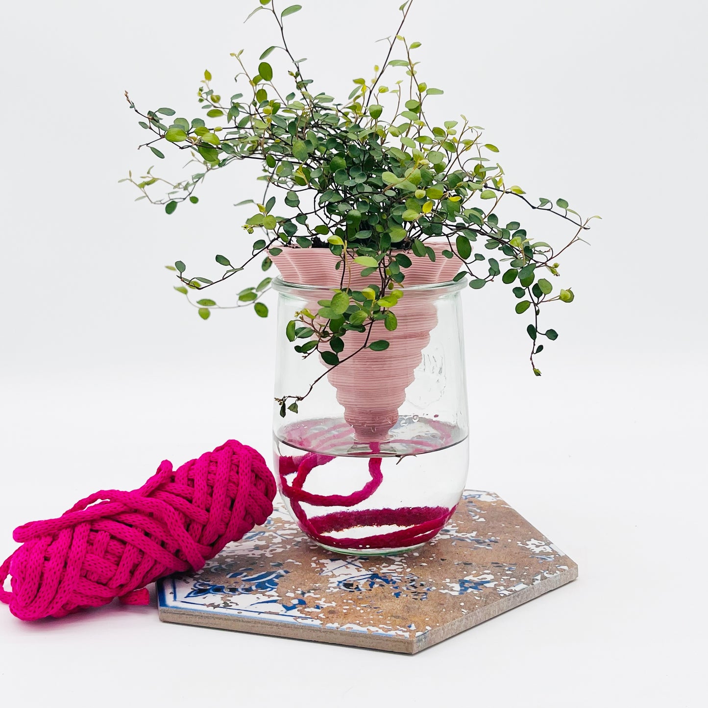 Nomade – the self-watering pot in COLORED STONEWARE