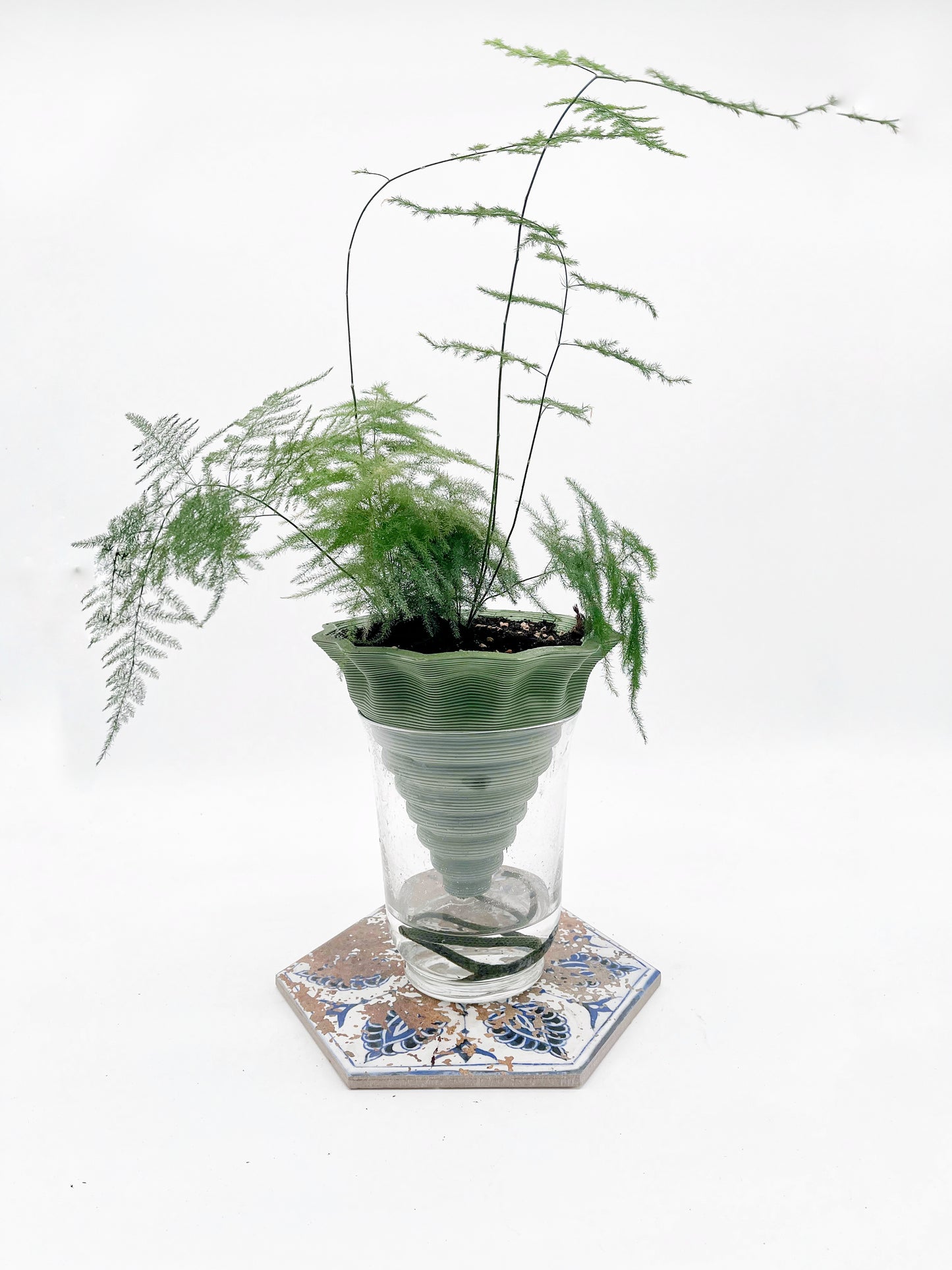 Nomade – the self-watering pot in COLORED STONEWARE
