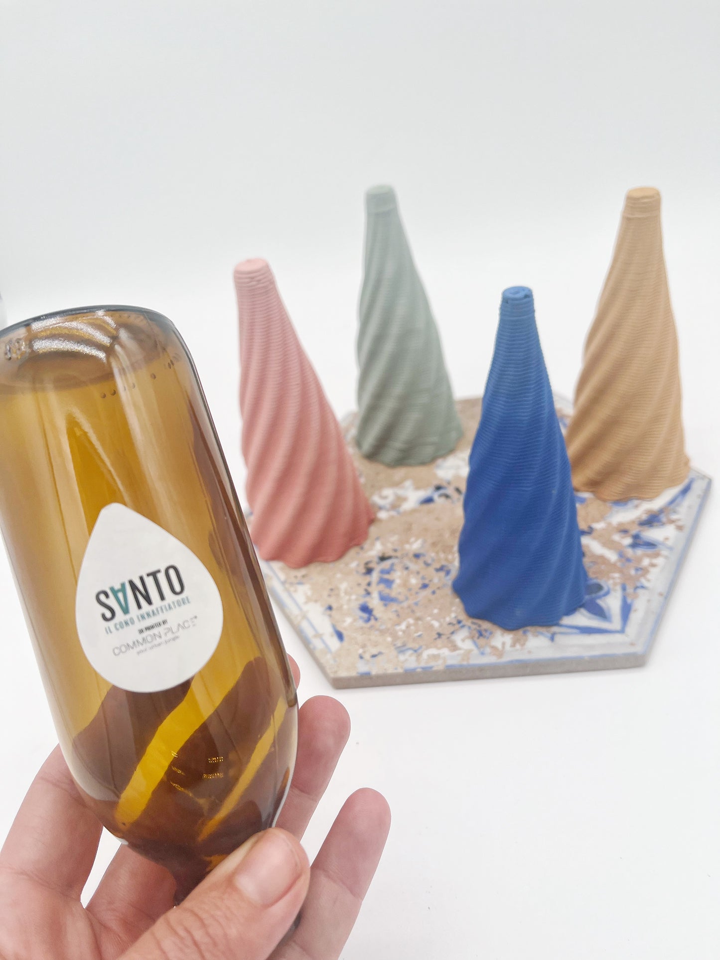 Santo - Vaso a cono stampato in 3D in terracotta autoinnaffiante per la cura delle piante